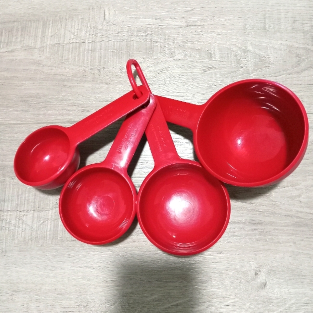 Red Measuring Cups Set